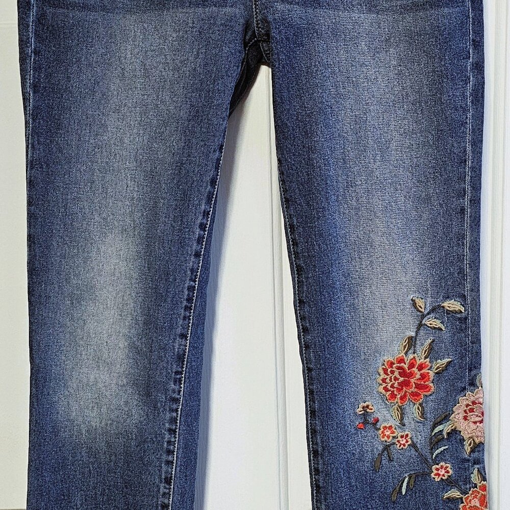 NWT Womens NY&Co Soho Straight Leg Jeans Flower Embroidery Size6
